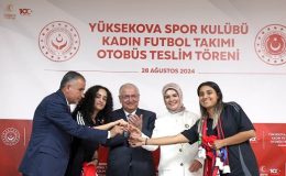 Bakanlarımız Yaşar Güler ile Mahinur Özdemir Göktaş, Yüksekova Spor Kadın Futbol Takımı ile Bir Araya Geldi