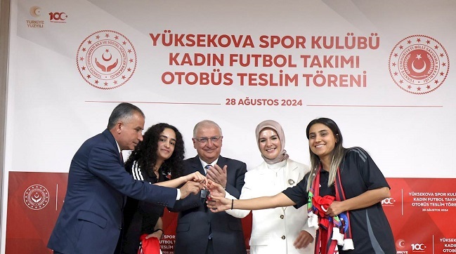 Bakanlarımız Yaşar Güler ile Mahinur Özdemir Göktaş, Yüksekova Spor Kadın Futbol Takımı ile Bir Araya Geldi