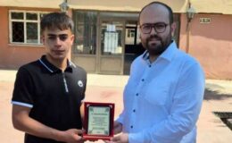 KOZAN KENT KONSEYİ BAŞKANI’NDAN TÜRKİYE KAYNAK BİRİNCİSİ ÖĞRENCİYE PLAKET