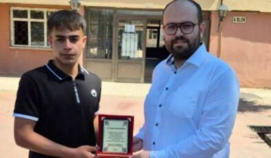 KOZAN KENT KONSEYİ BAŞKANI’NDAN TÜRKİYE KAYNAK BİRİNCİSİ ÖĞRENCİYE PLAKET