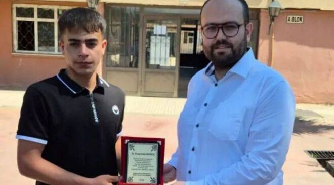 KOZAN KENT KONSEYİ BAŞKANI’NDAN TÜRKİYE KAYNAK BİRİNCİSİ ÖĞRENCİYE PLAKET