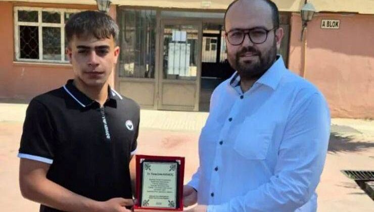 KOZAN KENT KONSEYİ BAŞKANI’NDAN TÜRKİYE KAYNAK BİRİNCİSİ ÖĞRENCİYE PLAKET