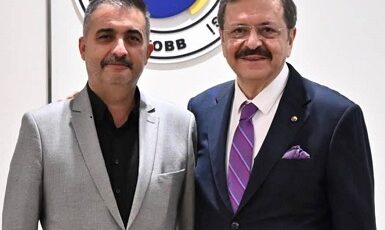Adana Kozan Ticaret Odası Yönetim Kurulu Başkanı Volkan Bayrakçı ve Meclis Başkanı Bahadır Abdullah Ünler, beraberlerindeki heyet ile birlikte Türkiye Odalar ve Borsalar Birliği (TOBB) Başkanı M. Rifat Hisarcıklıoğlu’nu makamında ziyaret etti.​